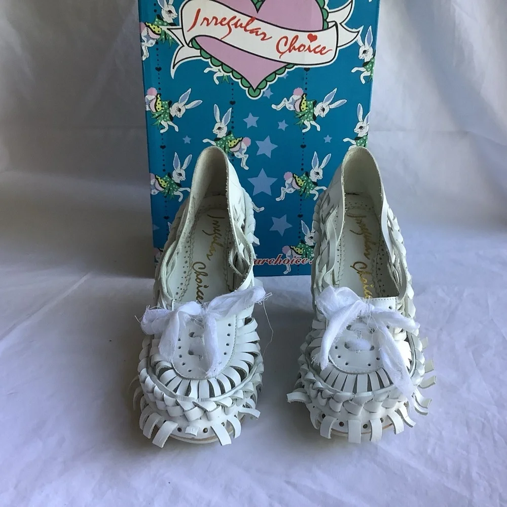 NWB Y2K Women’s Irregular Choice White Leather Carved Wood Wedge Heels Sz 8 - Picture 2 of 10